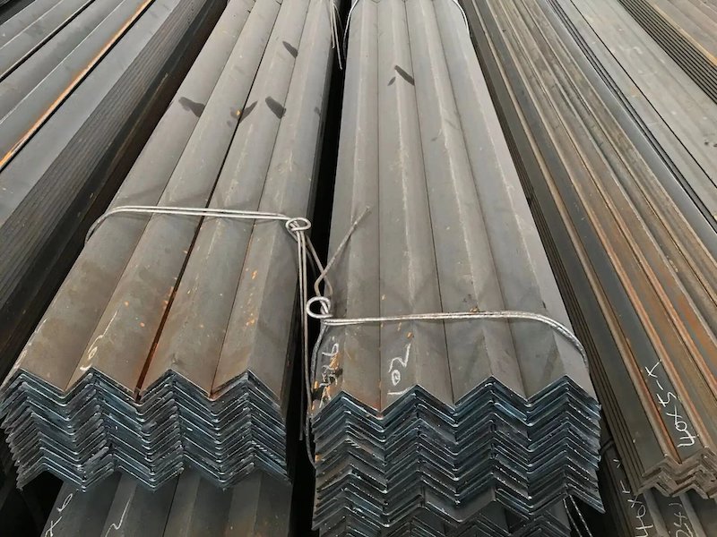 Hot rolled equal angle steel spot sale at low price