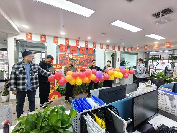 Company leaders popped balloons together to begin the groundbreaking ceremony Company leaders popped balloons together to begin the groundbreaking ceremony