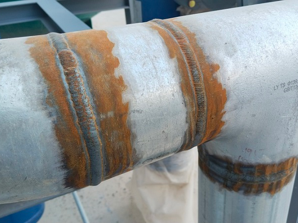 After welding the galvanized steel pipe, the anti-corrosion cannot be done in a timely manner, and the damaged galvanized layer has rust stains After welding the galvanized steel pipe, the anti-corrosion cannot be done in a timely manner, and the damaged galvanized layer has rust stains
