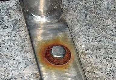 Carbon steel galvanized fasteners connect stainless steel plates Carbon steel galvanized fasteners connect stainless steel plates