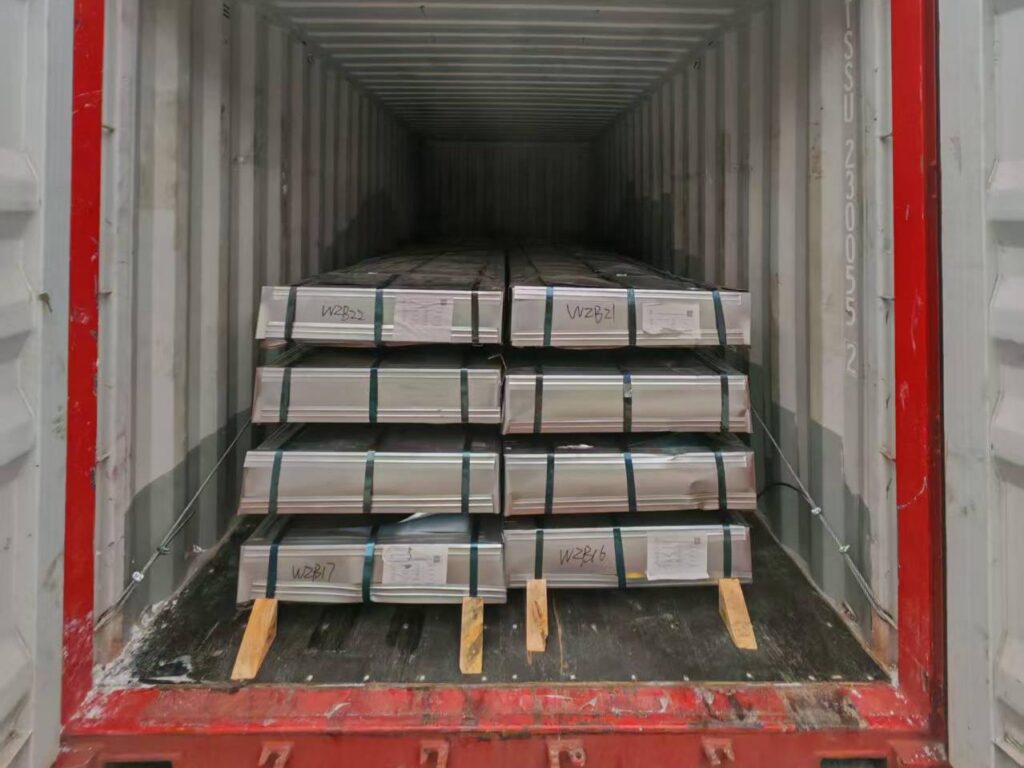 Color-coated corrugated steel sheets are loaded into containers Color-coated corrugated steel sheets are loaded into containers