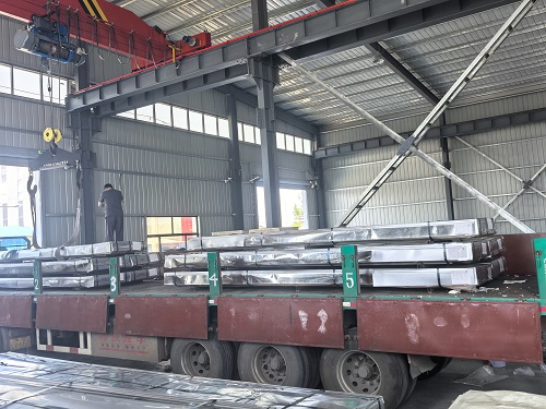 RAL6005 color-coated corrugated steel plate transport truck is loaded and transported to the port. RAL6005 color-coated corrugated steel plate transport truck is loaded and transported to the port.