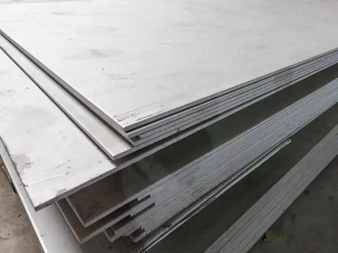 Grade selection decision flowchart for 304 and 316 stainless steel